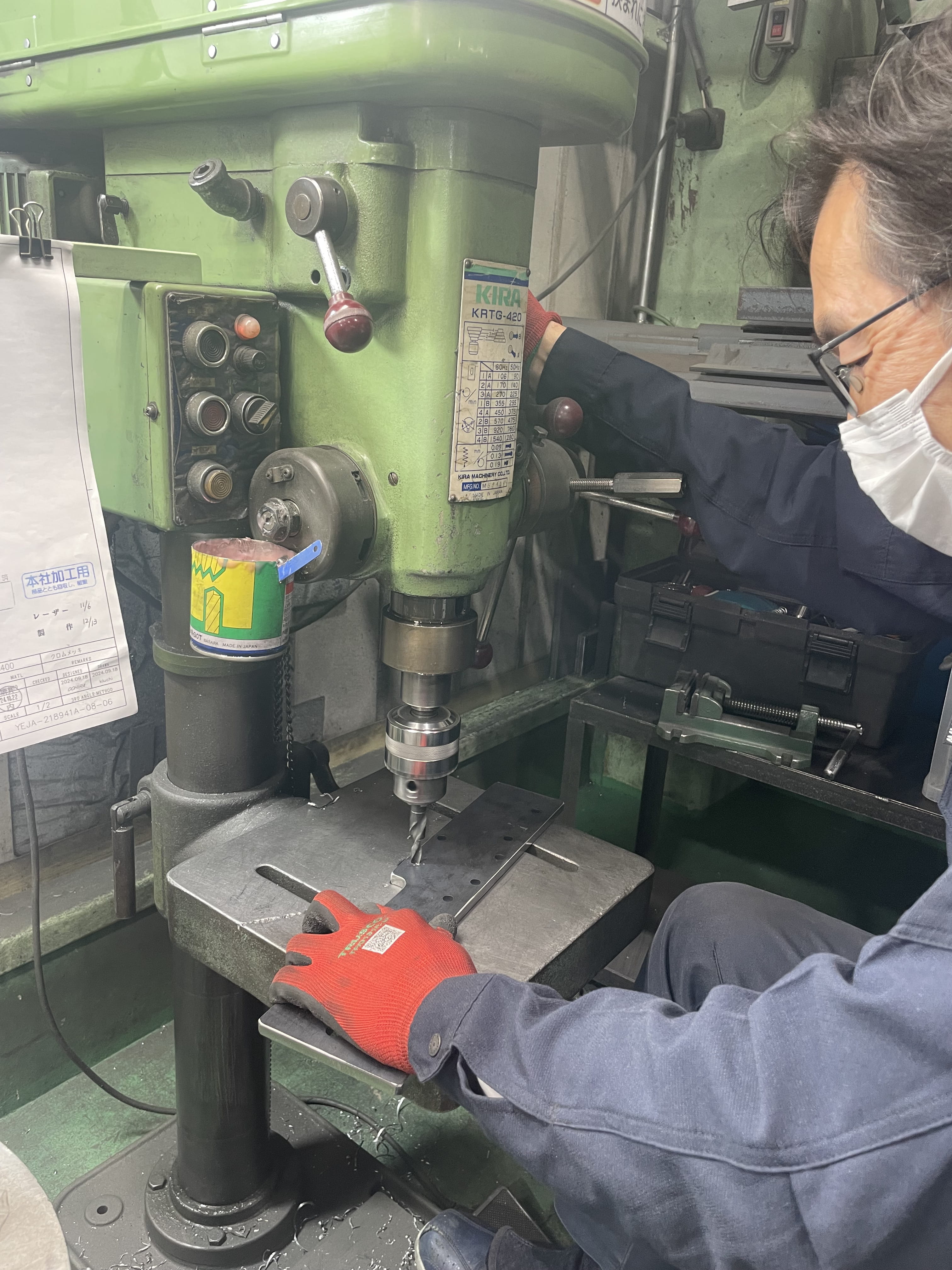 充填機の部品製作中