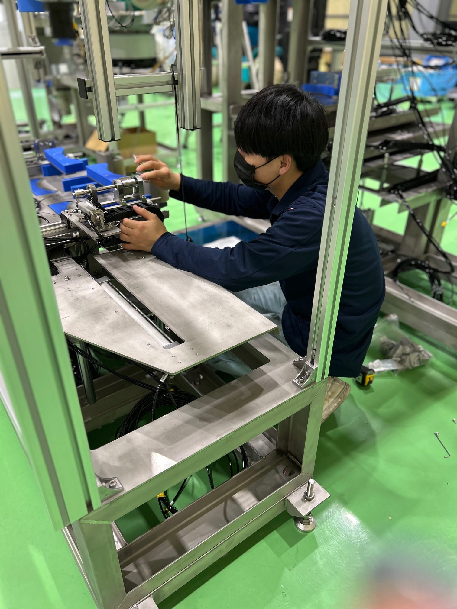 機械組み立て中