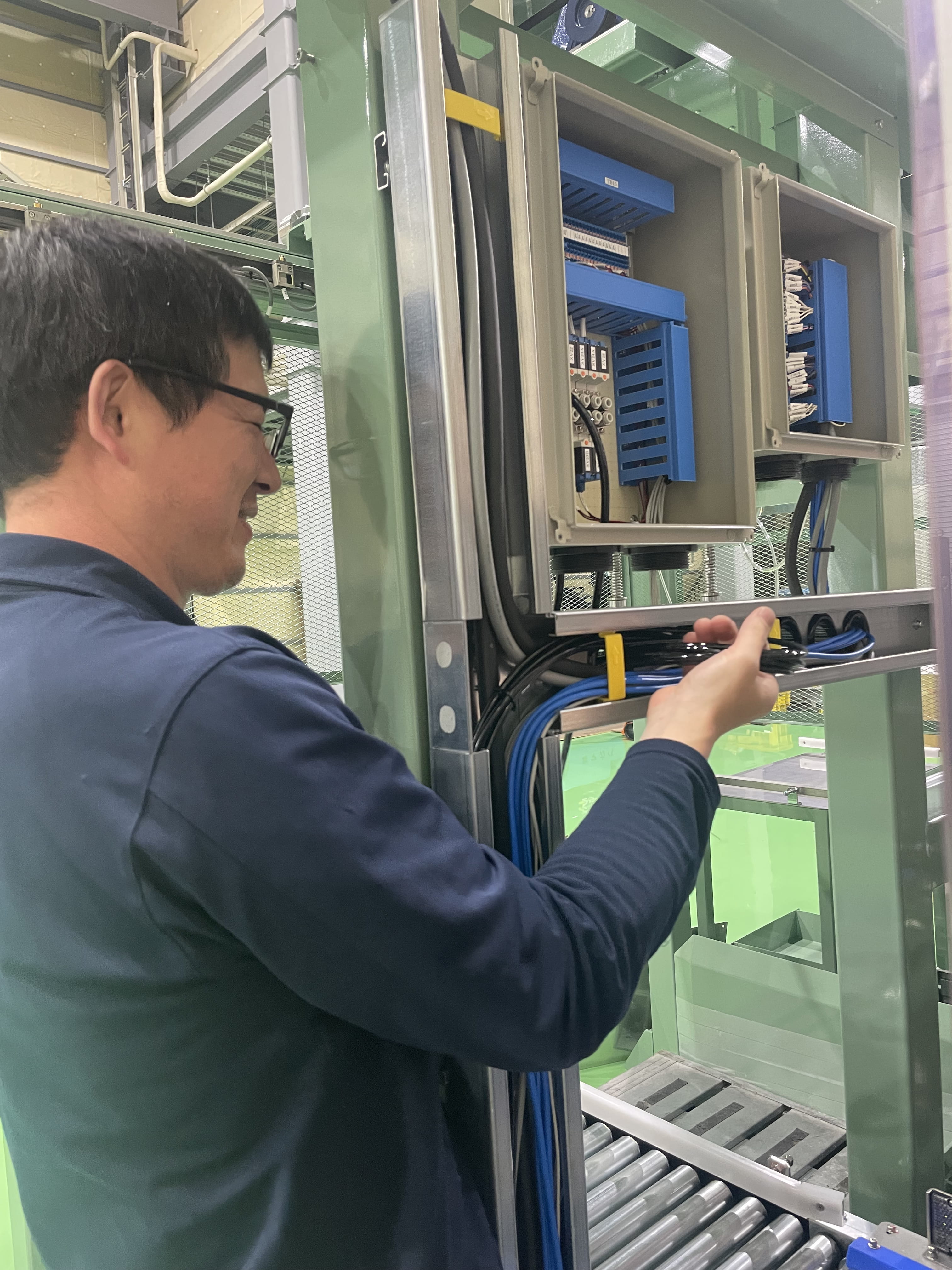 機械組み立て中